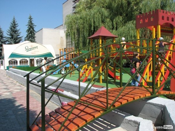 Дитячий майдачник і «пивнуха» у центір міста. Фото 2010 року